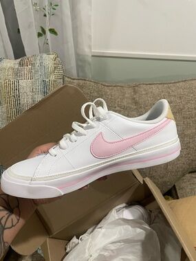 Nike Women’s White Leather Sneakers with Pink Swoosh and Pink Sole Accent